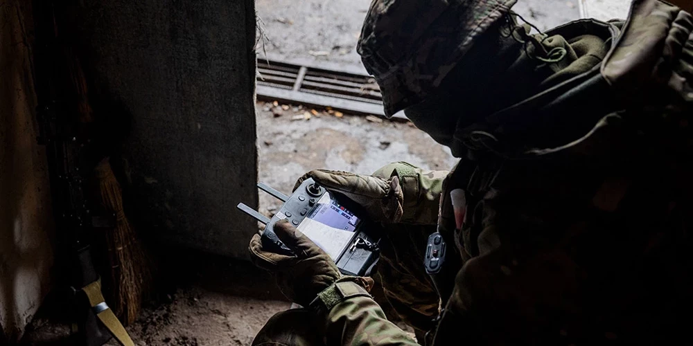 Droni ar termokamerām var redzēt cauri miglai, taču vēl pagājušajā rudenī lielākajai daļai Ukrainas dronu bija tikai optiskās kameras, kas redz tikai dienasgaismā.