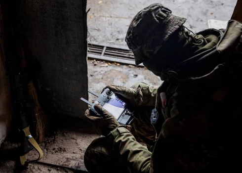 Droni ar termokamerām var redzēt cauri miglai, taču vēl pagājušajā rudenī lielākajai daļai Ukrainas dronu bija tikai optiskās kameras, kas redz tikai dienasgaismā.