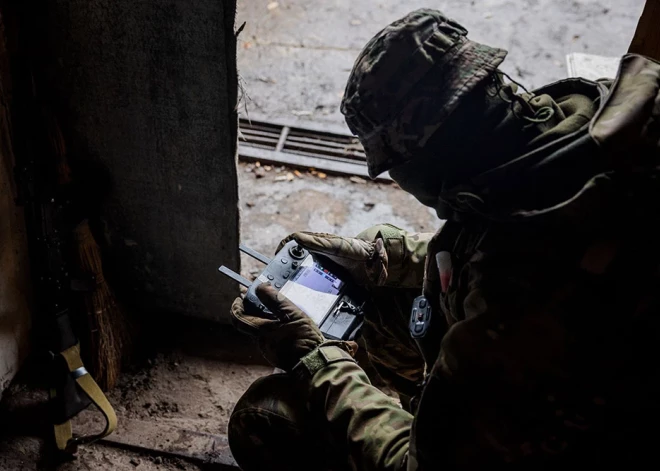 Ukrainas dronu komandas kūpina krievu tankus viņu pašu ierakumos pirms tie iesaistās kaujā