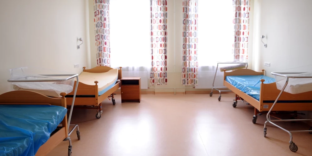 Dati liecina, ka samazinājums skars visas trešā līmeņa slimnīcas novados, kas nozīmē, ka tās nespēs nodrošināt līdzšinējās funkcijas pilnā apjomā un sniegt nepieciešamo medicīnisko palīdzību reģionu ļaudīm, apgalvo ZZS.