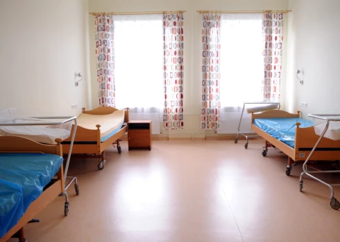 Dati liecina, ka samazinājums skars visas trešā līmeņa slimnīcas novados, kas nozīmē, ka tās nespēs nodrošināt līdzšinējās funkcijas pilnā apjomā un sniegt nepieciešamo medicīnisko palīdzību reģionu ļaudīm, apgalvo ZZS.