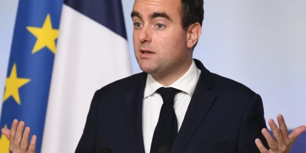 Francijas premjerministrs Sebastjēns Lekornī piektdien izturēja balsojumu par neuzticības izteikšanu, tādējādi gūstot simbolisku uzvaru.