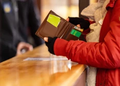 Latvijas iedzīvotāji katru mēnesi krāpniekiem "uzdāvina" miljonu