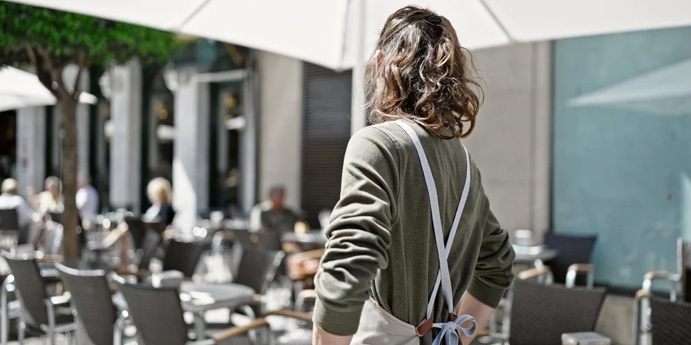 Молодым людям найти работу в Латвии сложно.