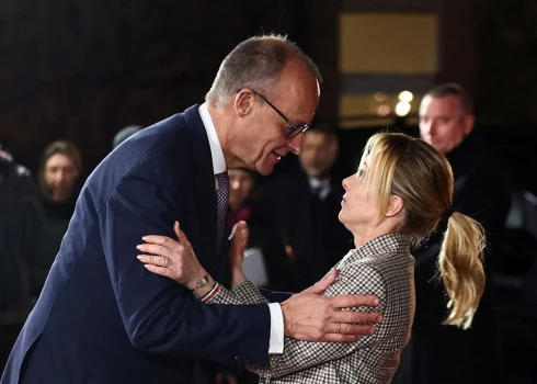 Vācijas kanclers Frīdrihs Mercs satiek Itālijas premjerministri Džordžu Meloni. 