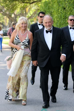 Teds Bekhems ar sievu Hilariju 2022. gadā, ierodoties uz mazdēla Bruklina un aktrises Nikolas Pelcas kāzām.