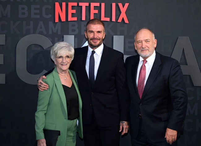 Deivids ar vecākiem “Netflix” šova “Beckham” pirmizrādes vakarā 2023. gadā.