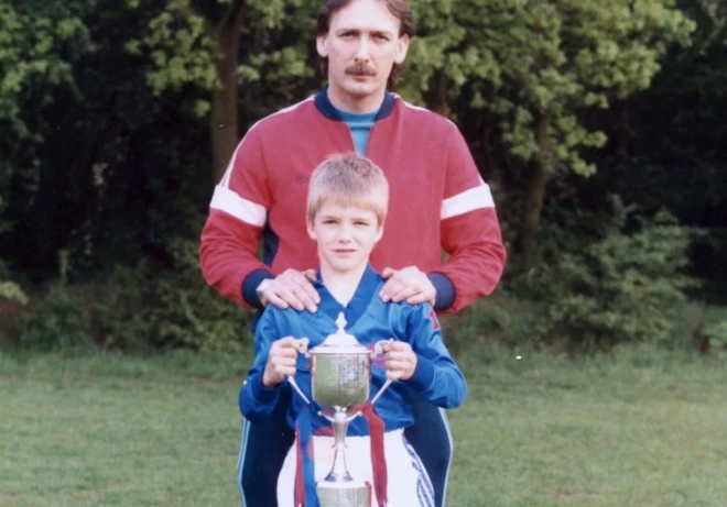 Teds bija Deividam ļoti strikts skolotājs.