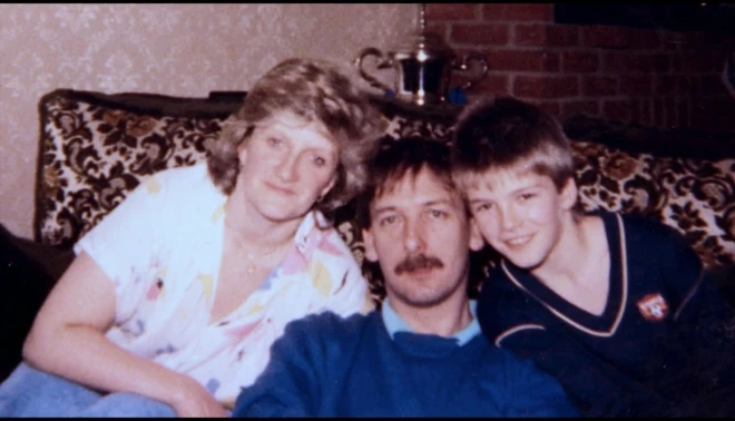 Deivids ar vecākiem bērnībā.