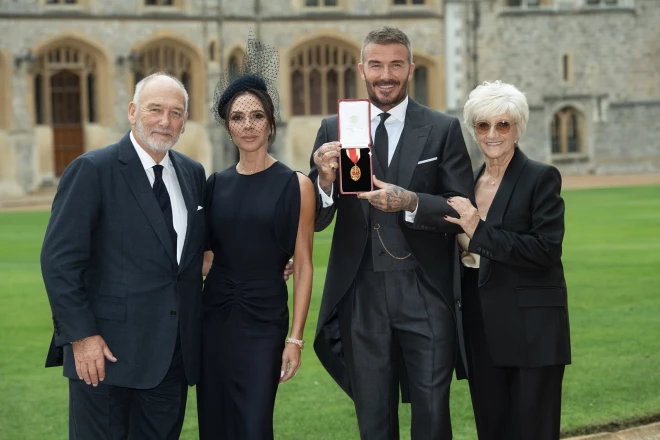 Deivids Bekhems ar sievu Viktoriju un vecākiem Sandru un Tedu 2025. gada novembrī, kad Vindzoras pilī saņēma ordeni un tika iecelts bruņinieka kārtā.