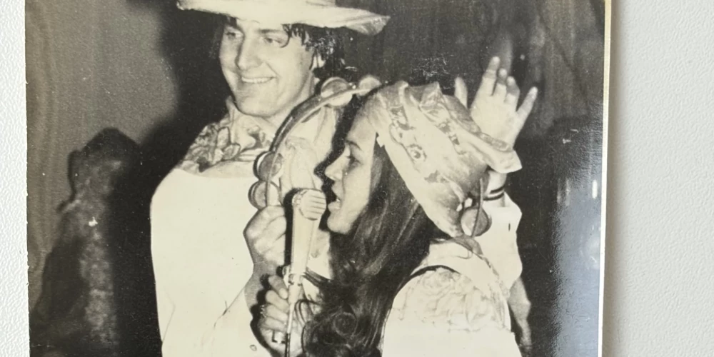 Audra Loginova (tolaik – Grīnberga) kopā ar dziedātāju Andreju Lihtenbergu, kurš savam karnevāla tērpam vienreiz pat bija izvēlējies svārkus.