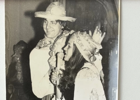 Audra Loginova (tolaik – Grīnberga) kopā ar dziedātāju Andreju Lihtenbergu, kurš savam karnevāla tērpam vienreiz pat bija izvēlējies svārkus.