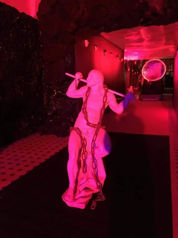 Ikkatrā telpā gaida kāds pārsteigums.