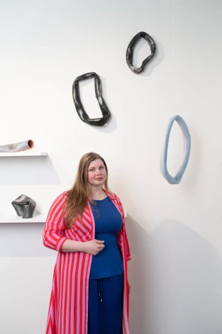 “Gatavojoties Mākslas akadēmijas astoņdesmitā jeb jubilejas gada karnevālam, bijām ambicioza Studentu padomes komanda. Panācām to, ka karnevāla vajadzības var savienot ar studiju procesu. Uzrunājām Glezniecības, Tēlniecības un Vides mākslas katedru mācībspēkus, lai viņu studenti karnevālā varētu īstenot kādu no saviem kompozīcijas uzdevumiem,” gandarīti atzīst māksliniece Marta Prēdele.