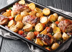 Ужин на одном противне: куриные бедра в йогурте с лимоном и запеченные овощи