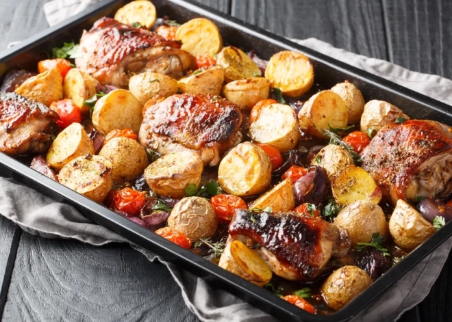 Ужин на одном противне: куриные бедра в йогурте с лимоном и запеченные овощи