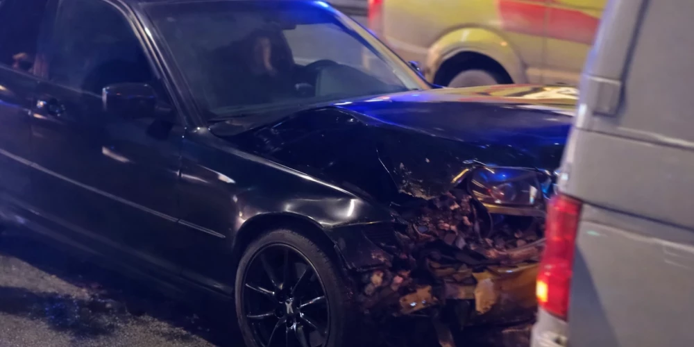 Uz Salu tilta avārijā cietuši trīs policisti.