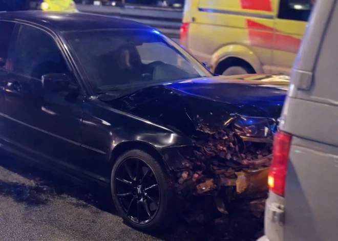 Cietuši trīs likumsargi - policija atklāj sīkākas detaļas par notikušo avāriju uz Salu tilta. VIDEO