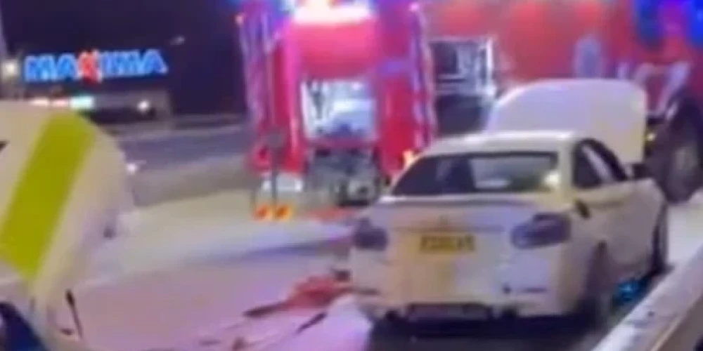 На Островном мосту вечером в четверг произошла серьезная авария с участием двух автомобилей BMW и полицейской машины