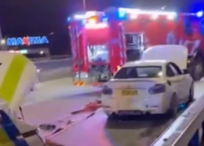 Погоня обернулась аварией: на мосту в Риге столкнулись 3 автомобиля, пострадали полицейские