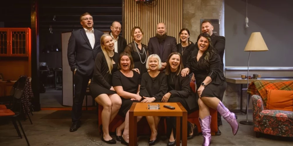 “Augusts. Osedžas zeme” ir viena no ievērojamākajām un godalgotākajām amerikāņu dramaturga, scenārista un aktiera Treisija Letsa lugām.