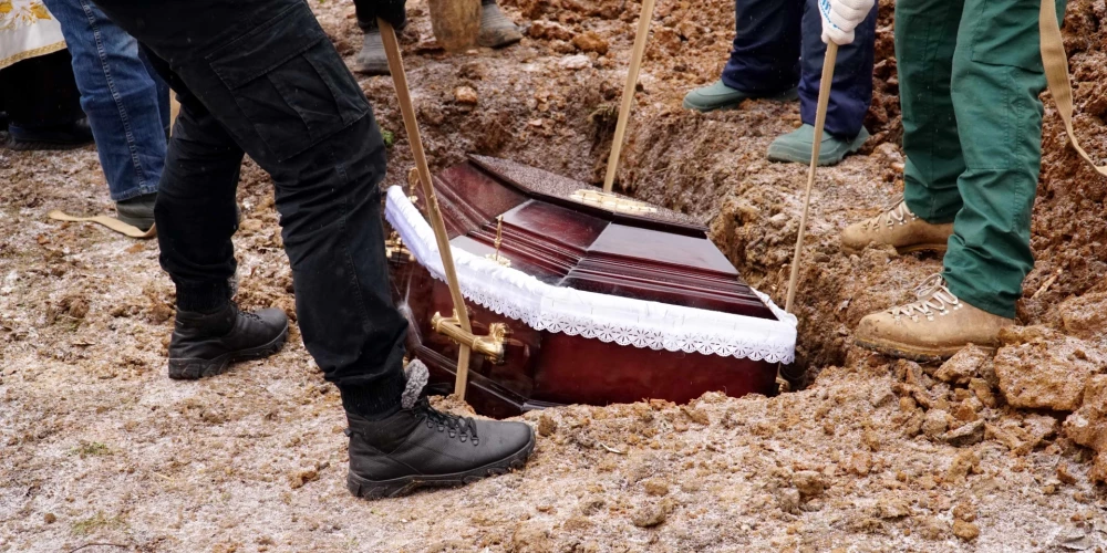 Jau tagad virsapbedījumu veikšanas laika intervāls pašvaldību saistošajos noteikumos ir paredzēts. Topošajā Kapsētu likumā tie arīdzan būs 20 gadi, taču izņēmumu gadījumos pieļaujot arī īsāku laika posmu starp apbedījumiem. (Foto: Shutterstock)