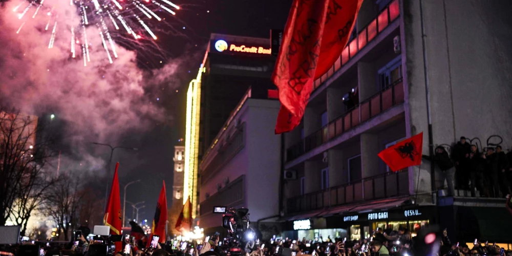 Kosovā par vēlēšanu rezultātu viltošanu aizturēti vairāk nekā 100 cilvēku. 