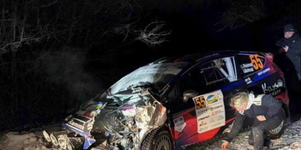 Smaga avārija rallijā “Alūksne”: sacensības pārtrauktas pēc Igaunijas ekipāžas negadījuma. 