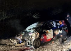Smaga avārija rallijā “Alūksne”: pēc Igaunijas ekipāžas negadījuma sacensības uz laiku apturētas
