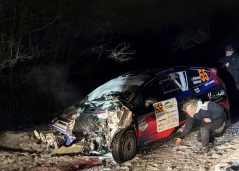 Smaga avārija rallijā “Alūksne”: sacensības pārtrauktas pēc Igaunijas ekipāžas negadījuma. 