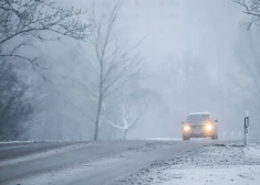 Vietām Kurzemē un valsts centrālajā daļā autoceļi ir sniegoti un apledo