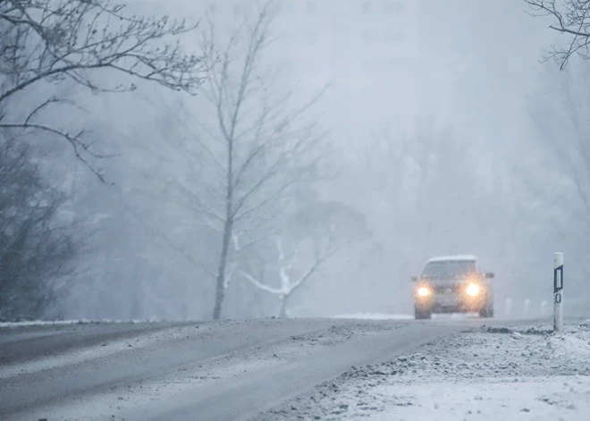 Vietām Kurzemē un valsts centrālajā daļā autoceļi ir sniegoti un apledo