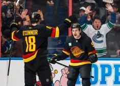 Bļugers "Canucks" zaudējumā gūst otros vārtus sezonā; Girgensonam un "Lightning" panākums "bullīšos"