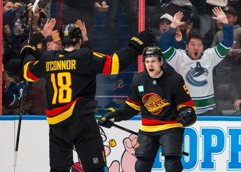 Teodors Bļugers, "Canucks" spēlējot mazākumā, guva savus otros vārtus sezonā.