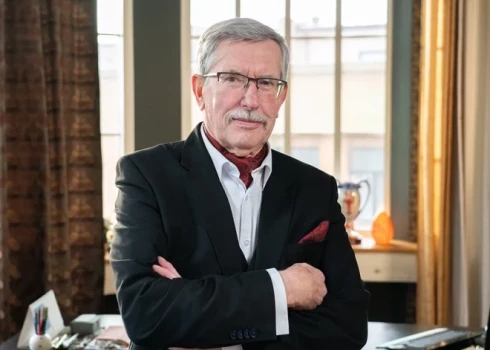 Индулис Эмсис считает, что, когда Латвия бросилась в борьбу с местным капиталом и ввела «ужасную осторожность», соседние страны воспользовались возможностью.