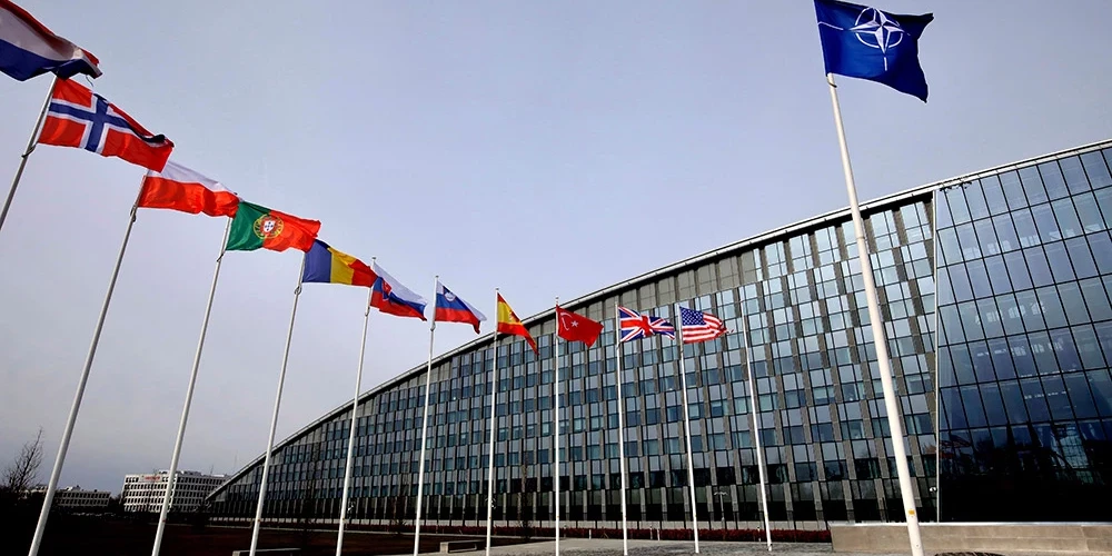 Alianses dalībvalstu karogi pie NATO galvenās mītnes Briselē.