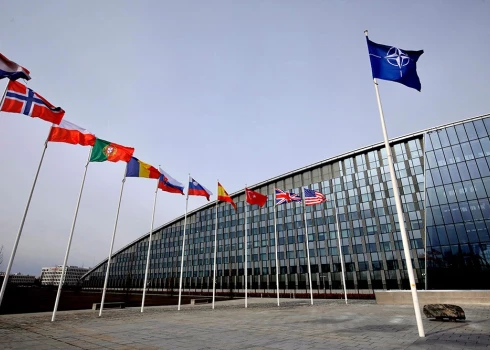 Alianses dalībvalstu karogi pie NATO galvenās mītnes Briselē.