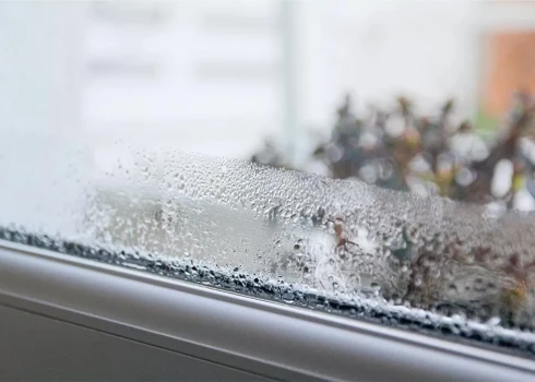 Lai cīnītos ar kondensātu uz logiem, ar vienkāršu loga atvēršanu bieži vien nepietiek. 