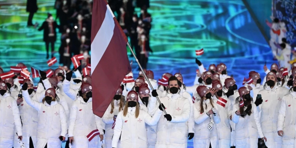 Лаурис Дарзиньш (справа) и Элиза Тирума (слева) были последними знаменосцами Латвии на зимних Олимпийских играх.