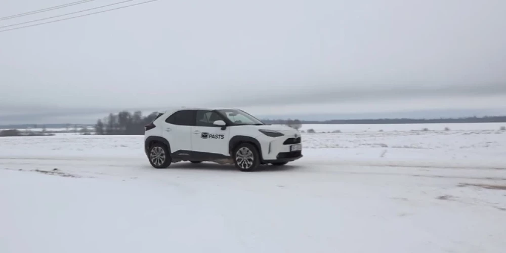 Почтальонам в глубинке зимой приходится проезжать до 170 км в день — и не всегда по видимой дороге.