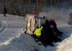 Rallijā "Alūksne 2026" notikuši vairāki negadījumi, bet sportisti ar skatītāju palīdzību atgriezušies trasē