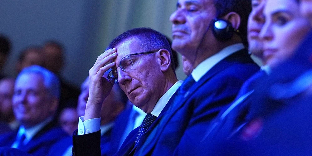 Latvijas prezidents Edgars Rinkēvičs klausās Trampa runu Davosā.