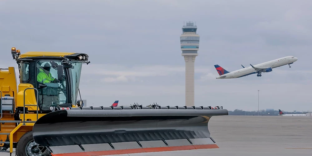 Vētras dēļ sestdien ASV atcelti vairāk nekā 3400 avioreisu, bet svētdien atcelti vairāk nekā 5000 plānoto reisu.