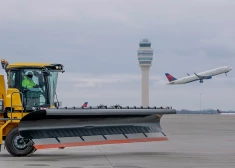 ASV tuvojas spēcīga vētra, drošības dēļ atcelti vairāk nekā 8000 avioreisu