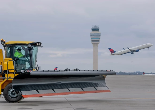 ASV tuvojas spēcīga vētra, drošības dēļ atcelti vairāk nekā 8000 avioreisu