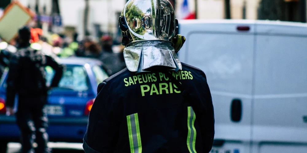 Notikuma vietā ieradās liels skaits glābēju.