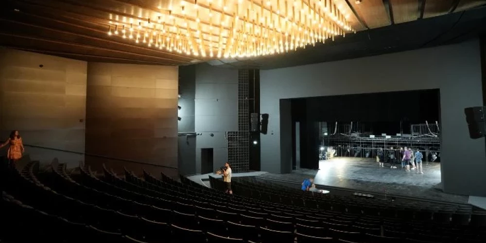 Valmieras teātris izpelnījies atzinību, aizkavējot izrādes sākumu kavējošas jauniešu grupas dēļ.