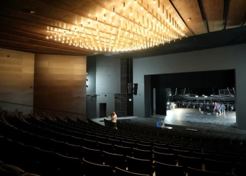 Valmieras teātris izpelnījies atzinību, aizkavējot izrādes sākumu kavējošas jauniešu grupas dēļ.