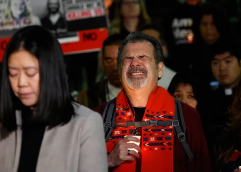 ASV imigrācijas policija Mineapolē nošauj vīrieti, izraisot protestus. 