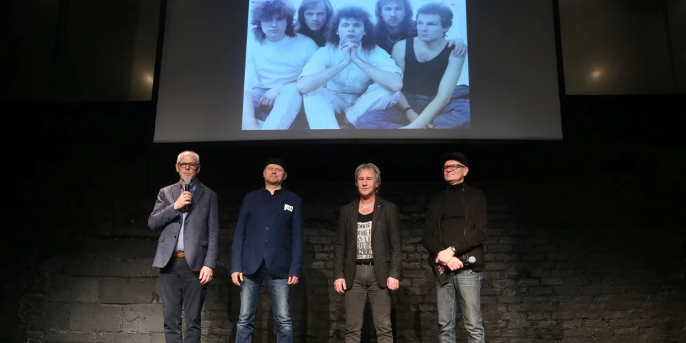 Grupas "Remix" mūziķi Aivars Hermanis (no kreisās), Igo Fomins, Uldis Marhilēvičs un Vilnis Krieviņš 1989.gadā ieskaņotās skaņuplates "...pie Laika" kompaktdiska versijas klajā laišanas svētku laikā mūzikas namā "Daile".